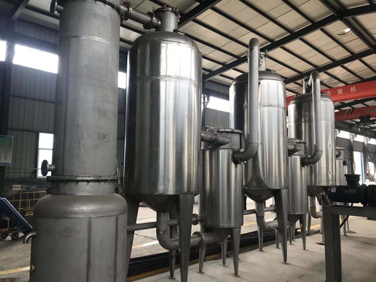 三效蒸發(fā)器的特性: 三效蒸發(fā)器的特性: